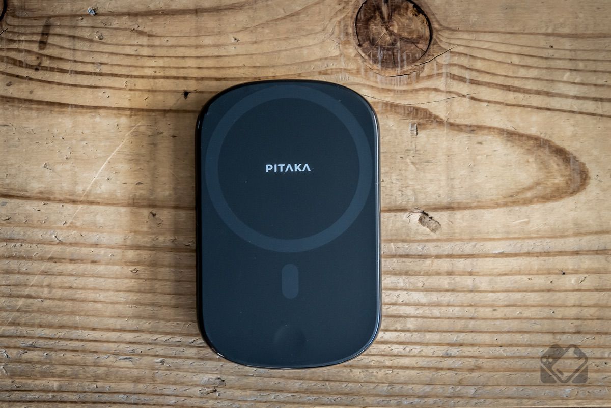 PITAKA MagEZ Battery Pack正面側