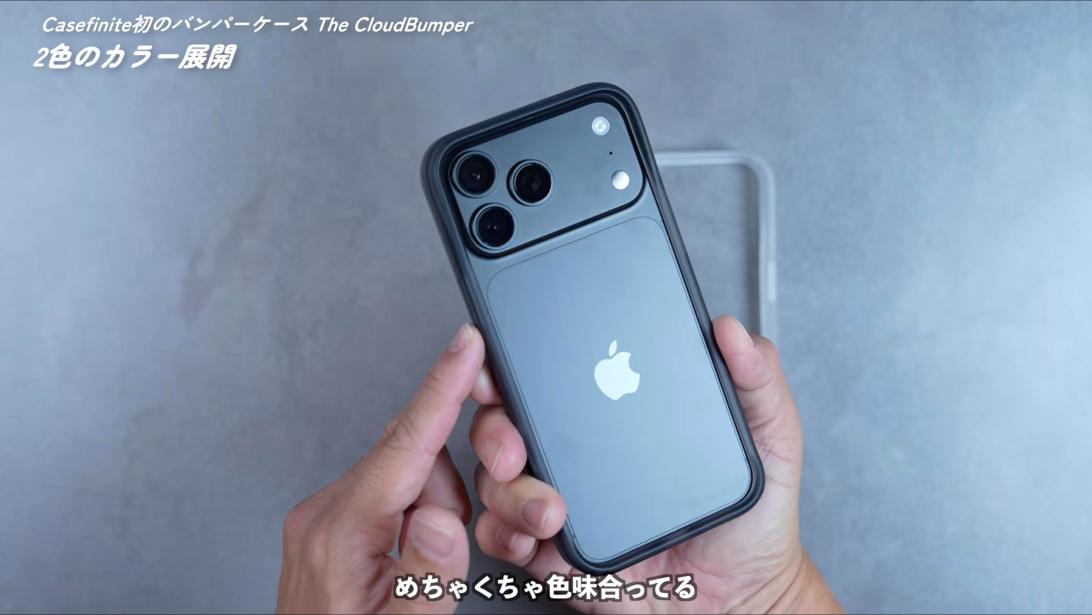 チャコールを装着したiPhone 18 Pro Max ブラックの背面