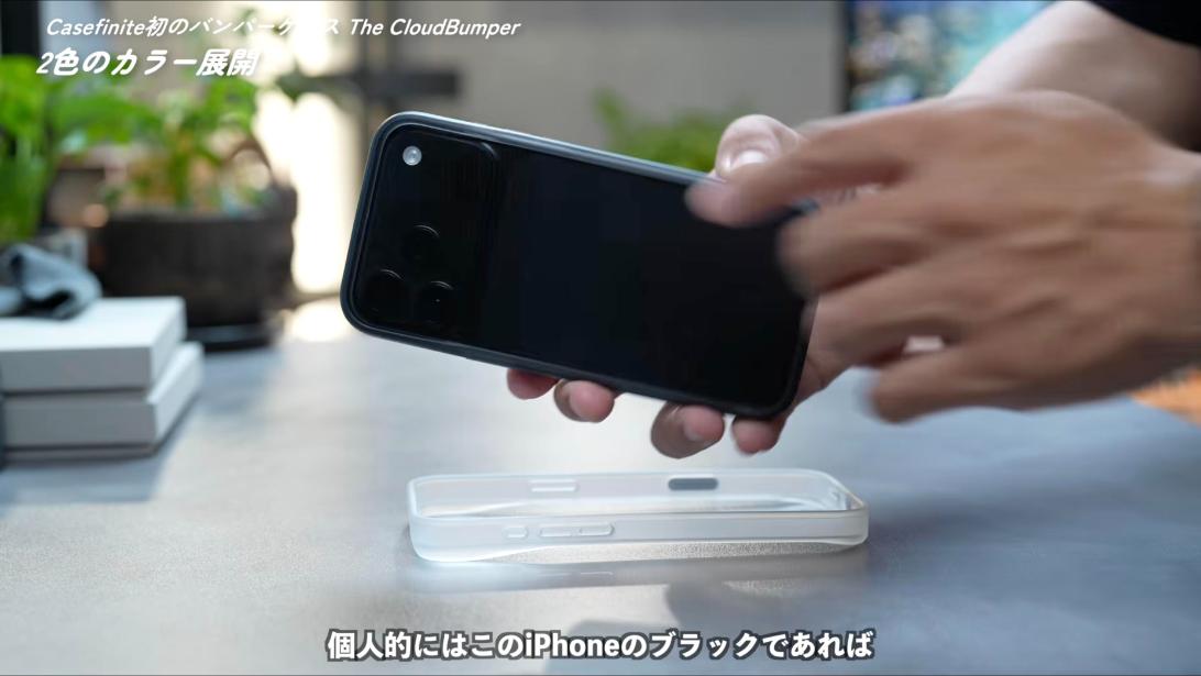 チャコールを装着したiPhoneを手に持った様子